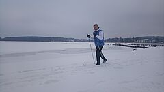 Instruktor na nartach nad jeziorem