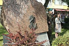 Pomnik Powstańców Warszawy, obok niego harcerze i żołnierze