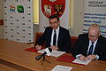 Prezydent Piotr Grzymowicz i marszałek województwa Gustaw Marek Brzezin podpisują aneks do umowy o dofinansowaniu inwestycji.
