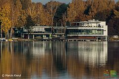 Budynek nad jeziorem