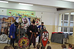 Uczestnicy lekcji przebrani za postacie ze średniowiecza