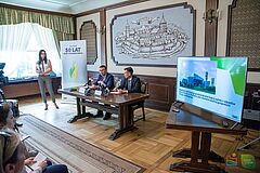 Prezydent Olsztyna i prezes MPEC za stołem podczas konfernencji prasowej