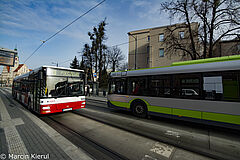 Mijające się autobusy komunikacji miejskiej w Olsztynie