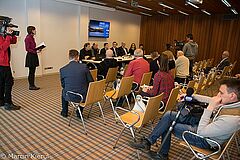 Konferencja ws. utworzenia klas żeglarskich. Przy stole prelegenci, na widowni dziennikarze