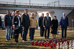 Władze Olsztyna, radni, mieszkańcy na rondzie ofiar katastrofy smoleńskiej stoją przed 96 biało-czerwonymi zniczami