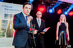 Dyrektor Rafał Ruchlewicz odbiera nagrodę Skrzydła IT w Administracji