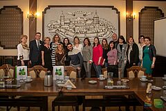 Grupowe zdjęcie nauczycieli z prezydentem Olsztyna
