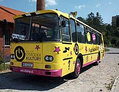 Pomalowany na żółto, charakterystyczny autobus
