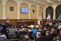 Marcowa sesja rady miasta, radni siedzą w ławach, pośrodku stół prezydialny