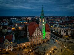 Wieża ratusza podświetlona na zielono