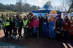 Uczniowie Zespołu Szkół Budowalnych przy swoim stoisku. Grupowe zdjęcie. Pośród uczniów prezydent Piotr Grzymowicz
