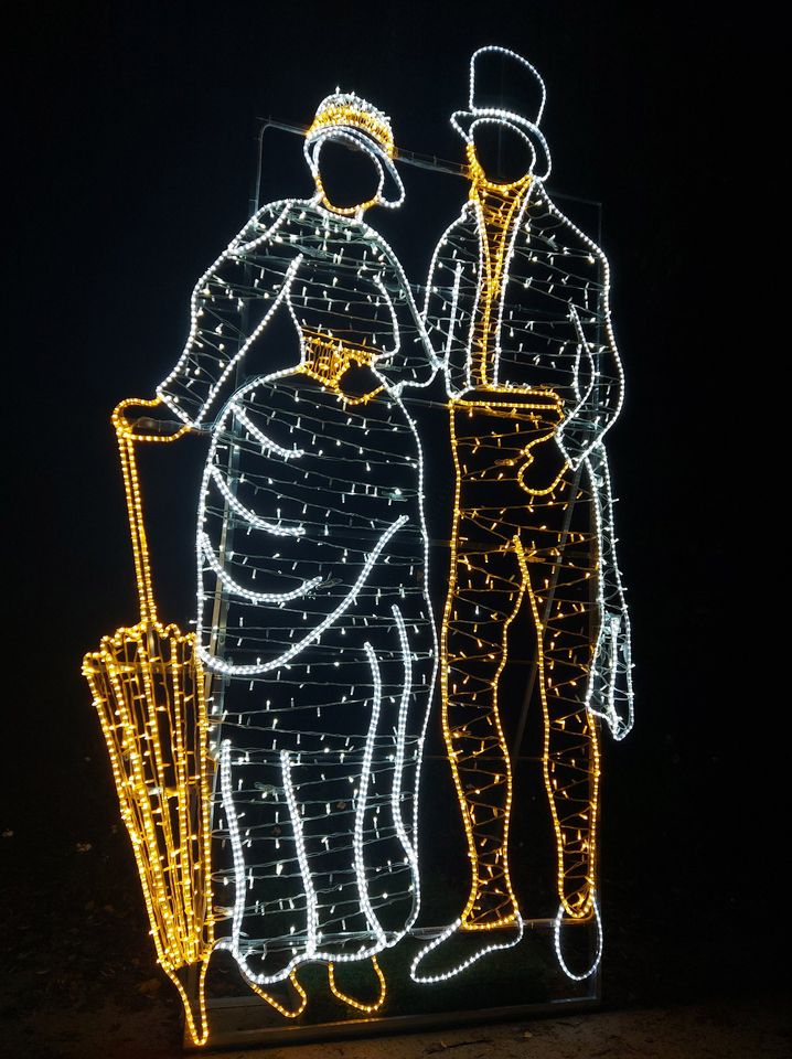 Świetlna instalacja przedstawiająca kobietę i mężczyznę